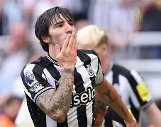 关于从纽卡斯尔今夜复出首秀到窗口期尤文图斯备战英超，今晨马德里竞技调整名单以备欧联的信息